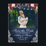 Rustic Burgundy Floral Blue Wood Lights Foto Aankondigingskaart<br><div class="desc">Rustic Blue Wood String Lights Waterverf Burgundy Marsala Floral,  bruine rozen,  roze rozen en groen Lace Wedding Save the Date Briefkaart</div>