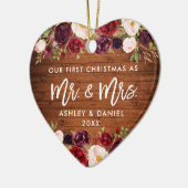 Rustic Burgundy Floral Eerste Kersthuwelijk Keramisch Ornament (Links)