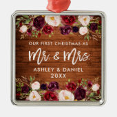 Rustic Burgundy Floral Eerste Kersthuwelijk Metalen Ornament (Voorkant)
