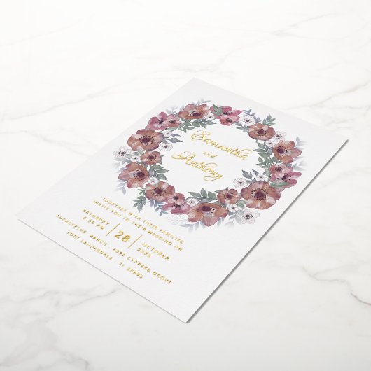 Rustic Burgundy Floral Gold Script Weddenschap Folie Uitnodiging (Gedraaid)