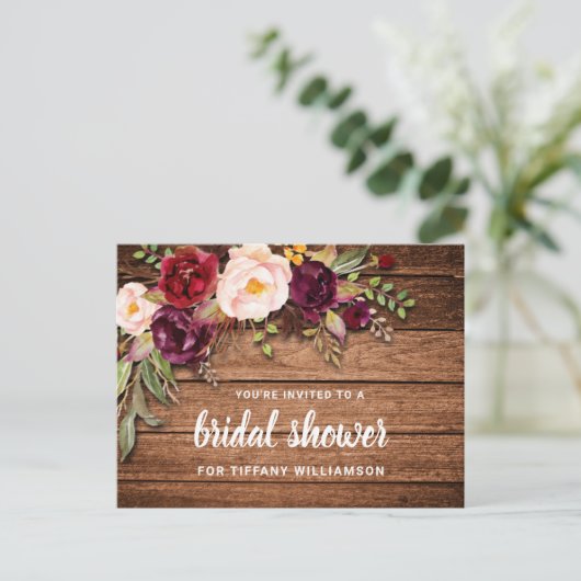 Rustic Burgundy Floral Wood Vrijgezellenfeest Uitnodiging Briefkaart (Staand voorkant)