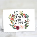 Rustic Burgundy Herfst in Love Floral Wreatvice Notitiekaartje<br><div class="desc">De stijlvolle,  gevouwen huwelijksadvieskaart "Herfst in liefde" bevat een bijtende poot van herfst waterverf bloemen,  waaronder rozen,  dahlias,  pony bloemen,  en groen,  in een prachtig herfstpalet van wogoerrood,  goudgeel,  wazige roze en groene tinten. Een coördinerende waterverf stremt het patroon naar de achterkant van de kaart.</div>