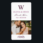 Rustic Burgundy Red Wedding Monogram Wine Foto Etiket<br><div class="desc">Op de bonbakketjes van de roestrijke kertwijn staan een gehuwd monogram van de bruid- en bruinnamen en de achternaam initiaal,  trouwdatum en wijnsoort,  in combinatie met een foto van de bruid en de bruidegom. Ivory-achtergrond met woedende rode/paarse tekst.</div>