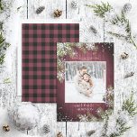 Rustic Burgundy Snowflake New Mr & Mrs Photo<br><div class="desc">Op basis van mijn best verkopende Winter Wedding Invitation Suite is deze warme, luie foto van het houthakkershout met kerstfoto voorzien van uw favoriete trouwfoto. Deze foto is versierd met zilveren glittersneeuwvlokken en waterverf-pijnboomtakken, en een woeste en zwarte buffelvlecht. Neem contact op met ontwerper voor overeenkomende producten of ontwerpvariaties en...</div>
