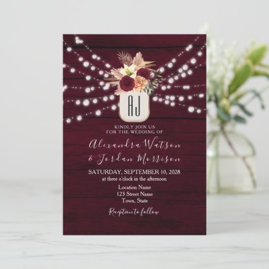 Rustic Burgundy String Lights Wedding Invitation Kaart (Staand voorkant)