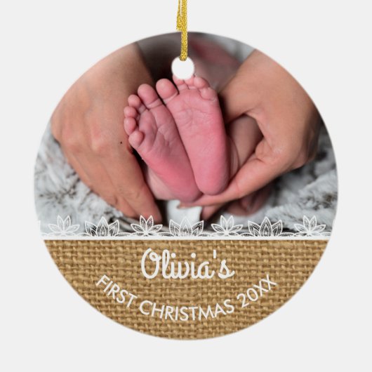 Rustic Burlap Baby's eerste Kerstmis Keramisch Ornament (Achterkant)