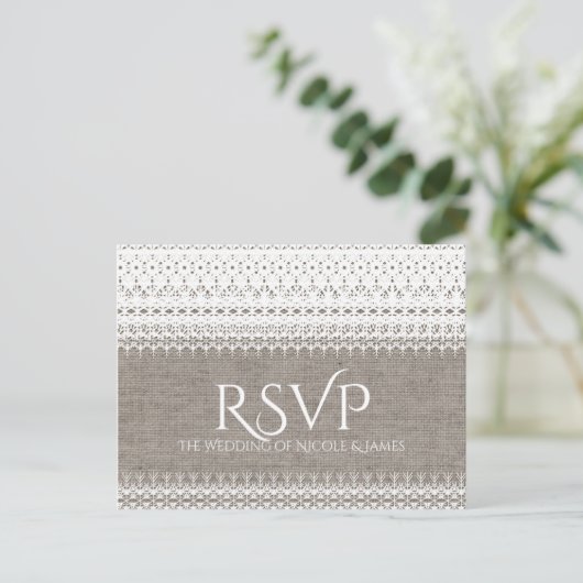 Rustic Burlap & Elegant Lace Wedding RSVP Uitnodiging Briefkaart (Staand voorkant)