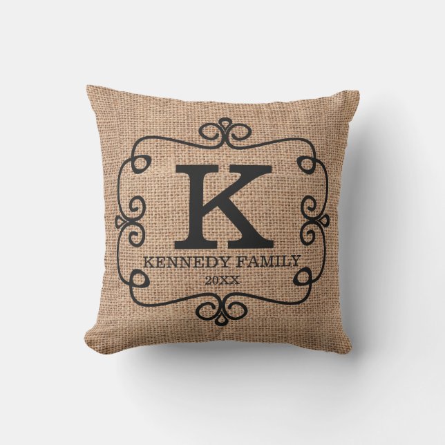 Rustic Burlap Familienaam Monogramed Buitenkussen (Voorkant)