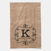 Rustic Burlap Farmhouse Familienaam Monogramed Theedoek (Verticaal)