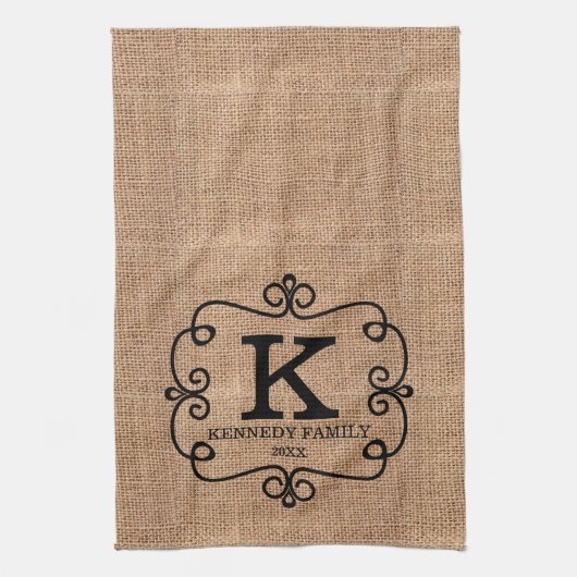 Rustic Burlap Farmhouse Familienaam Monogramed Theedoek (Verticaal)