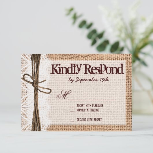 Rustic Burlap Lace Typography Wedding RSVP-kaarten RSVP Kaartje (Staand voorkant)