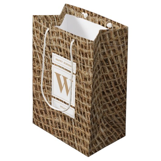Rustic Burlap Monogram Initiaal Birthday Medium Cadeauzakje (Voorkant Gekanteld)