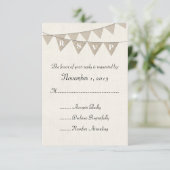 Rustic Burlap Pennant Wedding RSVP Kaartje (Staand voorkant)