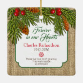 Rustic Burlap Pine Boughs Memorial Foto met Kerstm Keramisch Ornament (Achterkant)