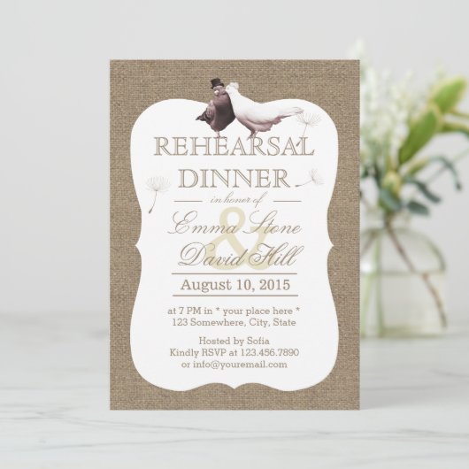 Rustic Burlap Tortelduifjes Rehearsal Dinner Kaart (Staand voorkant)