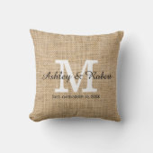 Rustic Burlap White Monogram Wedding Keepslag Kussen (Voorkant)