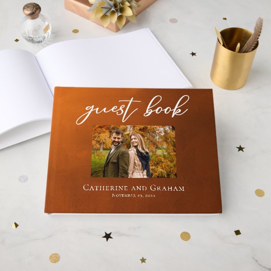 Rustic Burnt Sinaasappel Couple Foto herfst Wedden Gastenboek (Voorkant open)