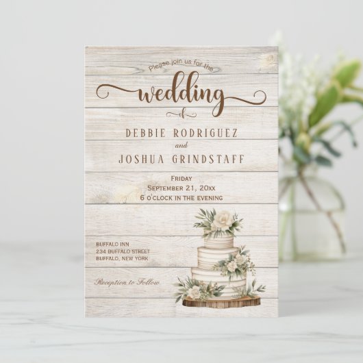 Rustic Cake on Wood Wedding Invitation Kaart (Staand voorkant)