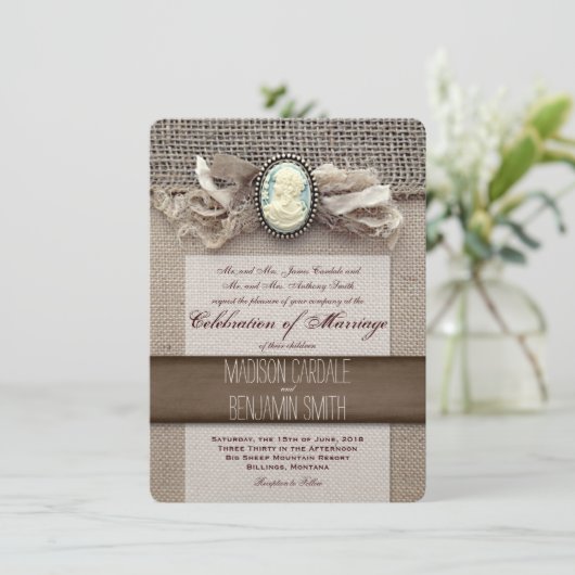 Rustic  Cameo Brooch Burlap Wedding Invites Kaart (Staand voorkant)