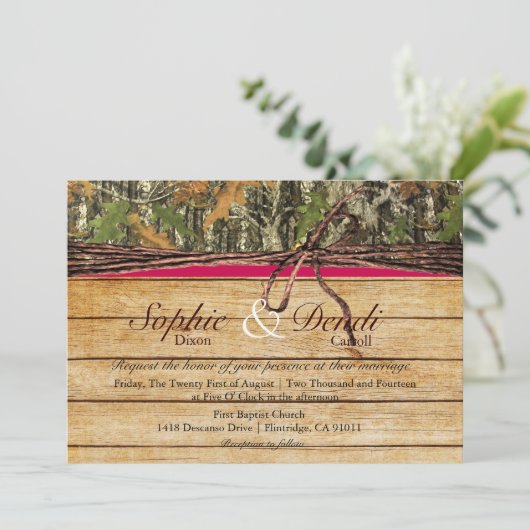 Rustic Camo Wood Wedding Uitnodiging (Staand voorkant)