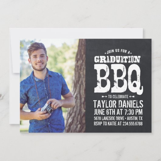 Rustic Chalkboard Afstuderen Foto BBQ Uitnodiging (Voorkant)