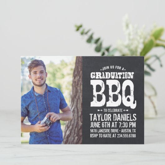 Rustic Chalkboard Afstuderen Foto BBQ Uitnodiging (Staand voorkant)