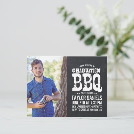 Rustic Chalkboard Afstuderen Foto BBQ Uitnodiging (Staand voorkant)
