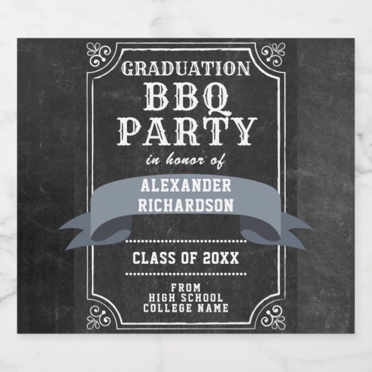 Rustic Chalkboard Backyard Afstuderen BBQ Party Bier Etiket (Enkel label)
