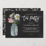 Rustic Chalkboard Daisy in Mason Jar Tea Party Kaart<br><div class="desc">Mason-jar-thema-theepartijuitnodiging. Nodig familie en vrienden uit met deze bijtende uitnodiging van de florale theepartij. Hij is voorzien van witte, roze roze roze roos en de adem van baby's in een moeraspot met een faux chalkboard achtergrond. Personaliseer door namen, datum, tijd, plaats en andere details toe te voegen. Deze pleidooi is...</div>