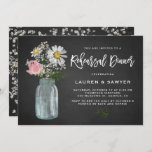 Rustic Chalkboard Daisy Mason Jar Rehearsal Dinner Kaart<br><div class="desc">Mason Jar thema rehearsal diner uitnodiging. Nodig familie en vrienden uit met deze bijtende plechtige plechtige uitnodiging voor een diner. Hij is voorzien van witte, roze roze roos en de adem van baby's in een moeraspot met een faux chalkboardachtergrond. Personaliseer door namen, datum, tijd, plaats en andere details toe te...</div>