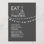 Rustic Chalkboard eet Drink en wordt gehuwd Kaart<br><div class="desc">Rustic chalkboard bruiloft nodigt "Eat Drink and be Married" uit met een schattig en casual lichtje. Ideaal voor buitenbruiloft of voor een moderne bruiloft met een casual en trendy design.</div>