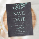 Rustic Chalkboard Eucalyptus Greenery Save the Da Aankondigingskaart<br><div class="desc">Save the date! Maak je huwelijk bekend met vrienden en familie met dit bijtende krijtbord en eucalyptus om de date briefkaarten te redden. Personaliseer met namen, trouwdatum, locatie. Voeg website en andere informatie op de rug toe. Deze unieke grove bruiloft met de kaarten zal een blijvende indruk maken, uw gasten...</div>