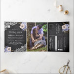 Rustic Chalkboard Lace Paarse Floral Wedding Photo Drieluik Uitnodiging<br><div class="desc">Verrijk je gasten met deze elegant allemaal in één bruiloft,  met mooie paarse bloemen en kant met een afneembare RSVP-kaart. Voeg eenvoudig uw gebeurtenisdetails op deze makkelijk te gebruiken sjabloon toe en voeg deze kaart met uw favoriete foto toe om tot het één-van-een-soort uitnodiging te maken.</div>