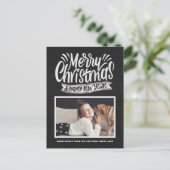 Rustic Chalkboard Merry Christmas Script Foto Feestdagenkaart (Staand voorkant)