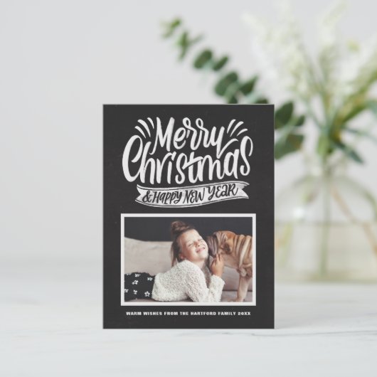Rustic Chalkboard Merry Christmas Script Foto Feestdagenkaart (Staand voorkant)