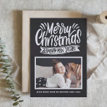 Rustic Chalkboard Merry kerstfoto Feestdagen Kaart<br><div class="desc">Vrolijk kerstfeest en een gelukkig nieuwjaar! Stuur je vakantiebroetjes naar familie en vrienden met deze vakantiekaart. Hij is uitgerust met een superchalk-typografie met een faux chalkboard achtergrond. Personaliseer door foto's,  namen en berichten toe te voegen. Deze trouwe kerstkaart is beschikbaar in andere kaartjes.</div>