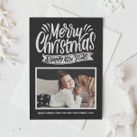 Rustic Chalkboard Merry Kerstkalligrafie Feestdagenkaart<br><div class="desc">Vrolijk kerstfeest en een gelukkig nieuwjaar! Stuur je vakantiebezoekers naar familie en vrienden met deze bordje met de vakantiekaart. Hij is uitgerust met een bijtende krijttypografie met een faux-alkbordachtergrond. Personaliseer door foto's,  namen en berichten toe te voegen.</div>