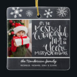 Rustic Chalkboard Snowflake Merry kerst Keramisch Ornament<br><div class="desc">Prachtige typografie gebaseerd op vakantievorming. "Het is de mooiste tijd van het jaar" staat in witte,  met de hand geschreven typografie op een achtergrond van een kool grijs krijt,  voorzien van witte sneeuwvlokken met een familiefoto.</div>