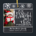 Rustic Chalkboard Snowflake Merry kerst Keramisch Ornament<br><div class="desc">Prachtige typografie gebaseerd op vakantievorming. "Het is de mooiste tijd van het jaar" staat in witte,  met de hand geschreven typografie op een achtergrond van een kool grijs krijt,  voorzien van witte sneeuwvlokken met een familiefoto.</div>