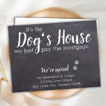 Rustic Chalkboard We hebben Dog Moving Announcem v Briefkaart<br><div class="desc">Het is het huis van de hond, we betalen gewoon de hypotheek. Laat je beste vriend je beweging aankondigen met deze schattige en grappige koninklijke kaartje. Personaliseer met namen en uw nieuwe adres. Deze mededeling van de hond is een must voor alle hondenmoeders, hondenbroodjes en hondenliefhebbers! COPYRIGHT © 2020 Judy...</div>