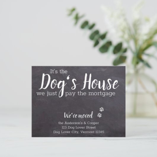 Rustic Chalkboard We hebben Dog Moving Announcem v Briefkaart (Staand voorkant)