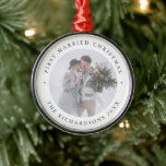 Rustic Chic | Eerste kerstfeest met foto Metalen Ornament<br><div class="desc">Deze elegante,  roestachtige stijl newlywds met kerstversiering biedt je persoonlijke trouwfoto met een simpele witte achtergrond en een klassieke,  donkergrijze tekst met de tekst "Eerste gehuwde Kerstmis". De perfecte minimalist zoekt je eerste vakantieboom als man en vrouw!</div>