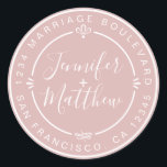Rustic Chic Wedding Monogram Retouradres roze Ronde Sticker<br><div class="desc">De grafische, moderne en eenvoudige homemade trouwreturn address sticker met uw namen en adres in witte, elegante handgeschreven scriptkalligrafie en stijlvolle typografie op een zilveren roze achtergrond, gepantserd met lauweren en andere rustige decoratieve details. Voeg gewoon uw monogram en adres toe die exclusief voor u zijn ontworpen door Happy Dolphin...</div>