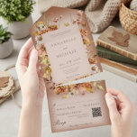 Rustic Cottage Core Herfst Wildflowers Rust QR-cod All In One Uitnodiging<br><div class="desc">BESCHIKBAAR MET OF ZONDER QR-CODE OM TE SCANNEN IN HET RSVP-GEBIED. Dit eenvoudige maar elegante ontwerp heeft een lijst van boho cottage core herfstwilde bloemen en paddenstoelen op een zacht witte onscherpe overlay op een zacht roestende achtergrond. De voorflap bevat de eerste initialen van de bruid en bruidegom. Dit ontwerp...</div>