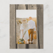Rustic Country Barn Wood Wedding Foto Aankondigingskaart (Voorkant)