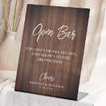 Rustic Country Open Bar - Persoonlijk huwelijk Reclamebord Met Voetstuk<br><div class="desc">Open Bar! Eenvoudige maar elegante kalligrafie, dit trouwbalbord is voorzien van Open bar in elegante kalligrafie, en Tonights drinken zijn gratis, de verhalen van morgen zijn onbetaalbaar. Pas dit elegante trouwbord aan met uw namen en datum! COPYRIGHT © 2020 Judy Burrows, Black Dog Art - Alle rechten voorbehouden. Rustisch land...</div>