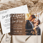 Rustic Country String Lights Foto opslaan Datum Briefkaart<br><div class="desc">Onze Rustic Country String Lights Foto Save the Date Briefkaart is de perfecte manier om uw aanstaande bruiloft aan te kondigen. Dit briefkaart heeft een charmerend bijtend design met tekenreeksen en een ruimte voor uw favoriete verloving foto. U kunt het ontwerphulpmiddel van Zazzle gebruiken om deze sjabloon aan te passen...</div>