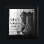 Rustic Cowboy Boots country Western Wedding Cadeaudoosje<br><div class="desc">Pas de Rustic Cowboy Boots Country Westerne Wedding Gift Box aan met de persoonlijke namen van de bruid en bruidegom en de huwelijksceremonie. Creëer een gepersonaliseerd cadeautje voor de newlyweds of een dankjewel voor je huwelijkstagiairs, bruidsmeisjes en brudale feestjes. Deze aangepaste westerne cadeaudoos voor een schitterende tasje met een digitaal...</div>