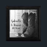 Rustic Cowboy Boots country Western Wedding Cadeaudoosje<br><div class="desc">Pas de Rustic Cowboy Boots Country Westerne Wedding Gift Box aan met de persoonlijke namen van de bruid en bruidegom en de huwelijksceremonie. Creëer een gepersonaliseerd cadeautje voor de newlyweds of een dankjewel voor je huwelijkstagiairs, bruidsmeisjes en brudale feestjes. Deze aangepaste westerne cadeaudoos voor een schitterende tasje met een digitaal...</div>