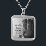 Rustic Cowboy Boots country Western Wedding Zilver Vergulden Ketting<br><div class="desc">Het charmante Rustic Cowboy Boots Country Western Wedding Pendant Ketting maakt een unieke persoonlijke huwelijkscadeau voor de bruid of haar bruidsmeisjes. Dit ranch-thema aangepast ketting voor de kerkelijke bruiloft in het land is voorzien van een zwart-wit digitaal verbeterde foto van lederen cowboylaarzen met een weersgebonden houten achtergrond in een sterling,...</div>